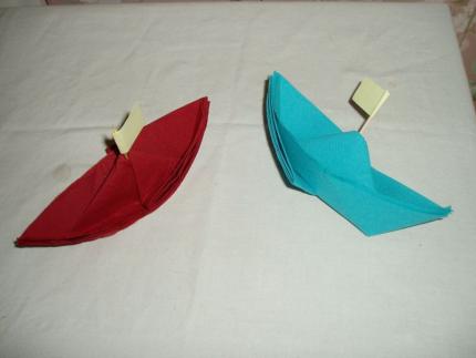 pliage de serviette en forme de bateau