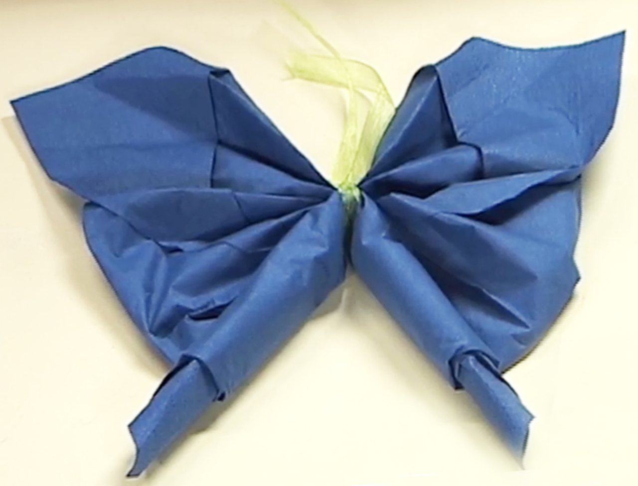 pliage de serviette en forme de papillon