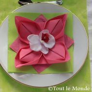 Pliage de serviette de table en forme de fleur