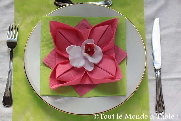 Pliage de serviette de table en forme de fleur