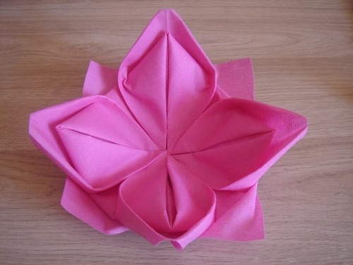 Pliage de serviette en forme de lotus