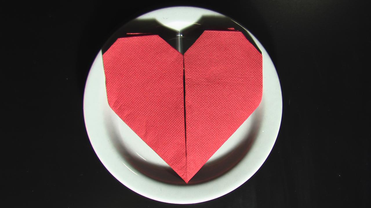 Pliage de serviette en papier en forme de coeur